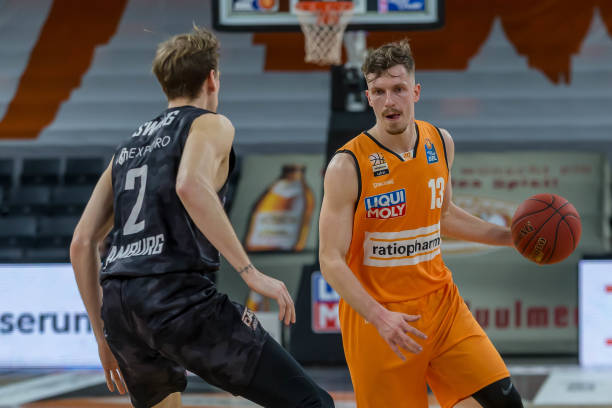 并依据对手 并依据对手